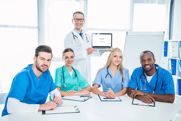 Médicos y médico general con portátil - foto de stock