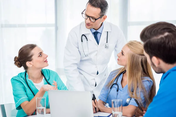 Equipe de médicos conversando — Fotografia de Stock