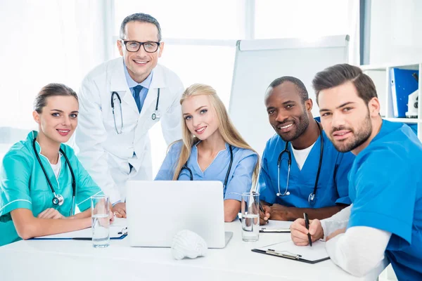 Conversation des médecins — Photo de stock