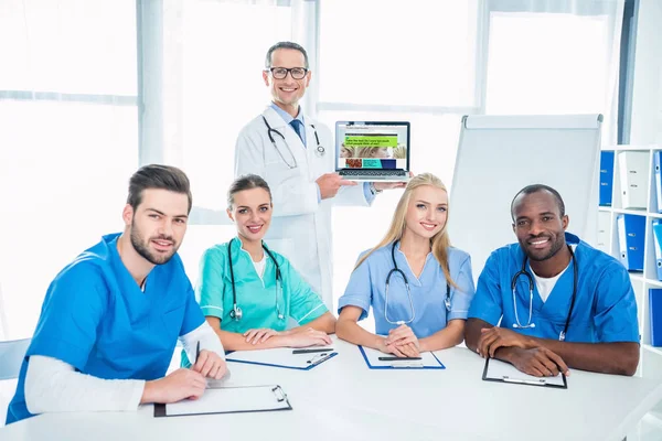 Nurses and general practitioner with laptop — Stock Photo