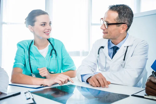 Doctores discutiendo escaneo de rayos X - foto de stock