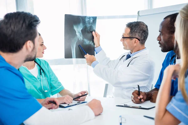 Equipe de médicos olhando para a varredura de raios-x — Fotografia de Stock