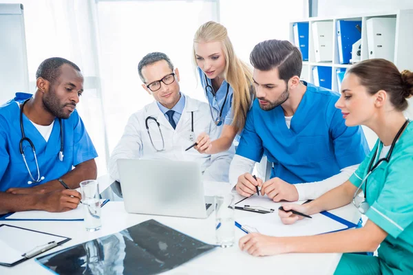 Médicos brainstorming — Fotografia de Stock