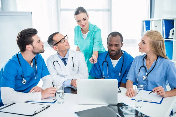 Médicos brainstorming e usando laptop — Fotografia de Stock