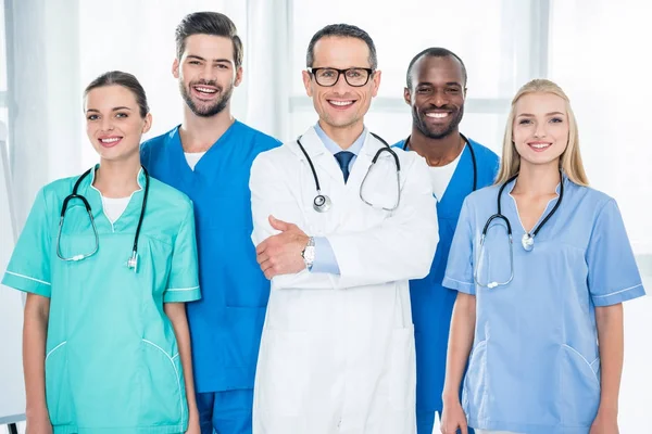 Équipe multiethnique de médecins — Photo de stock