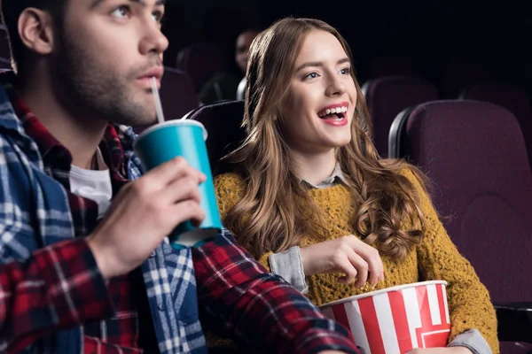 Jovem casal com pipocas assistindo filme no cinema — Fotografia de Stock