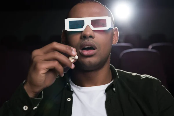 Choqué homme afro-américain en lunettes 3D regarder un film au cinéma — Photo de stock