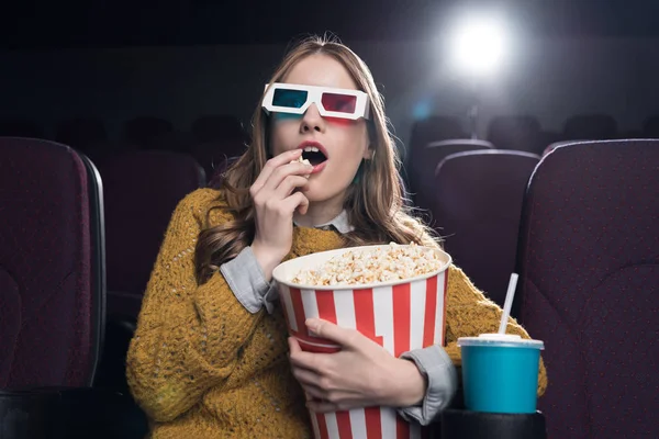 Animado mulher em 3d óculos comer pipoca e assistir filme no cinema — Fotografia de Stock