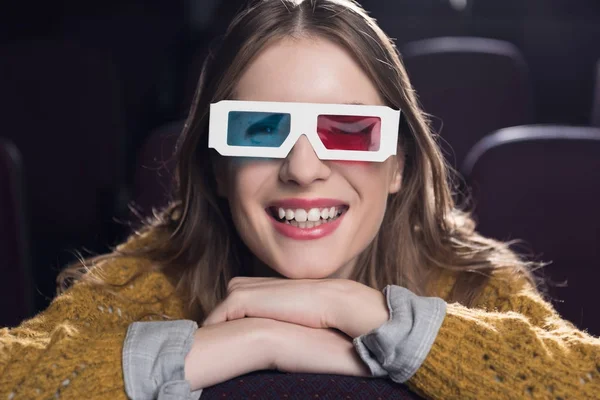 Giovane donna sorridente in occhiali 3d guardare film nel cinema — Foto stock