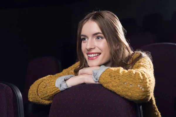 Giovane ragazza allegra guardando film in cinema — Foto stock