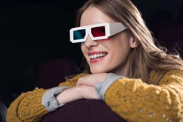 Giovane donna in occhiali 3d guardare film nel cinema — Foto stock