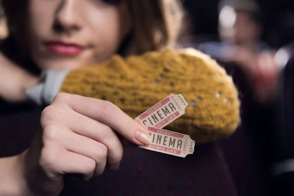 Vista recortada de la mujer con dos entradas de cine - foto de stock