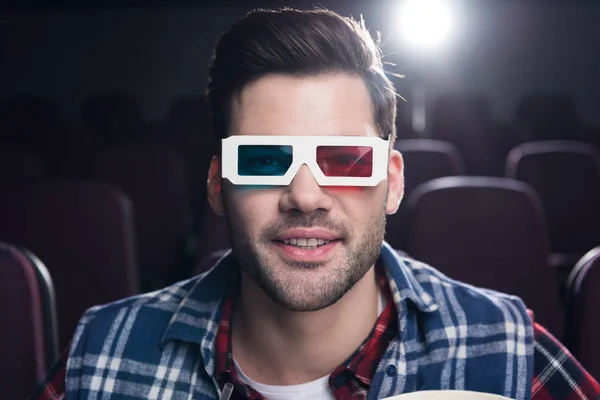 Hombre guapo en gafas 3d viendo película en el cine - foto de stock