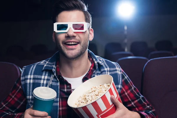 Homem animado em óculos 3d com pipoca e refrigerante assistindo filme no cinema — Fotografia de Stock