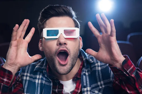 Guapo sorprendido hombre en 3d gafas viendo película en el cine - foto de stock