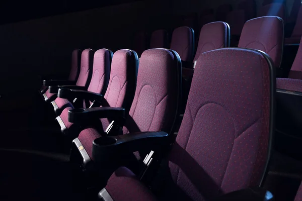 Sièges rouges dans le cinéma noir vide — Photo de stock