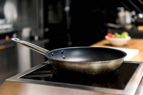 Padella su fornello elettrico in cucina — Foto stock