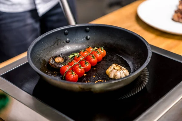 Abgeschnittenes Bild vom Koch beim Braten von Gemüse — Stockfoto