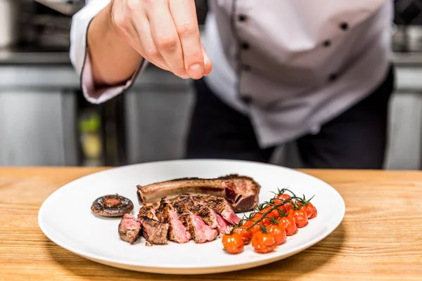 Обрізане зображення шеф-кухаря приправа варене м'ясо з овочами з перцем — стокове фото