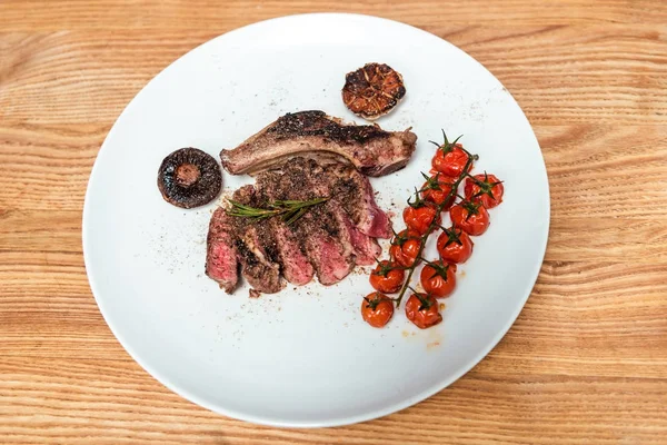 Vista aerea di carne fritta con verdure su piatto bianco — Foto stock