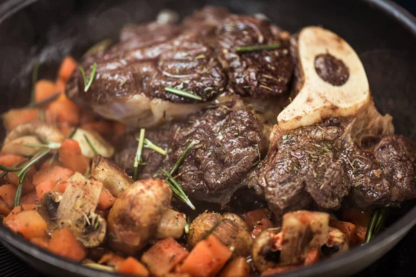 Primer plano vista de verduras guiso y carne en la sartén - foto de stock