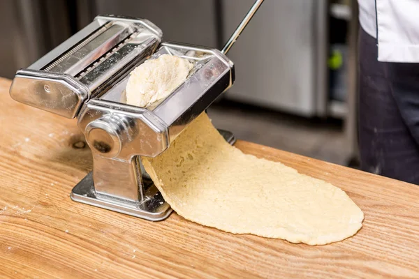 Imagen recortada de chef preparando masa para pasta - foto de stock