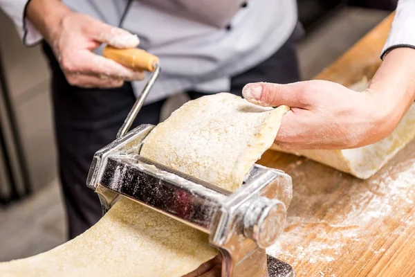 Image recadrée du chef préparant la pâte pour les pâtes — Photo de stock