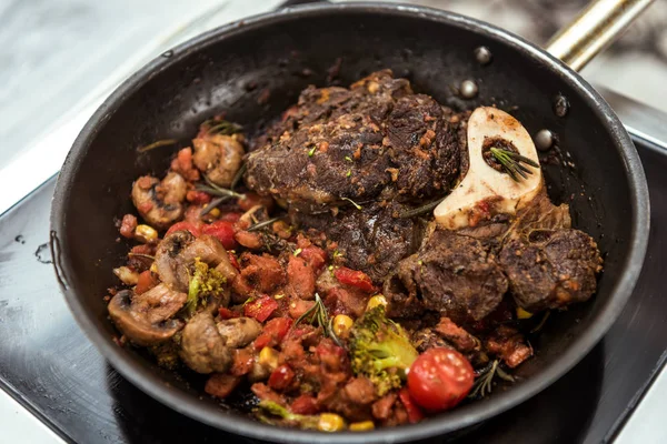 Vegetables stew and meat in frying pan — Stock Photo