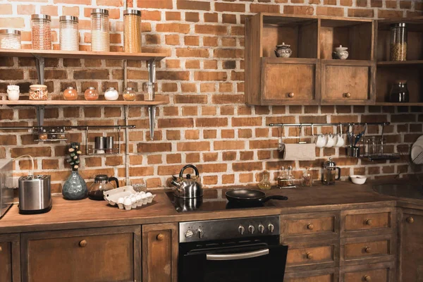 Interior da cozinha moderna com aparelhos e utensílios — Fotografia de Stock