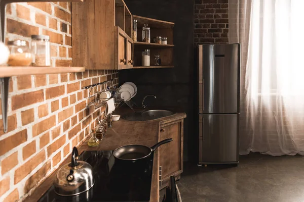 Moderne Kücheneinrichtung mit Utensilien und Geräten — Stockfoto