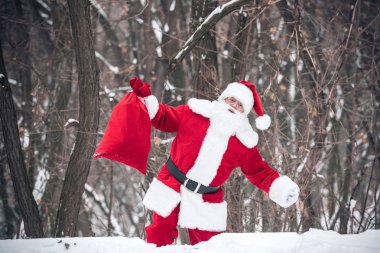 Noel Baba olan torba hediyeler tam yürüyüş