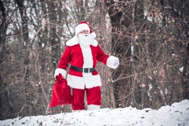 Noel Baba olan torba hediyeler tam yürüyüş