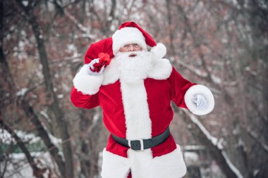 Noel Baba olan torba hediyeler tam yürüyüş