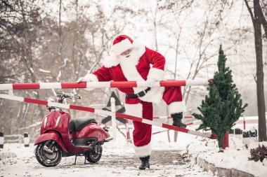 Noel Baba bariyer üzerinde tırmanma