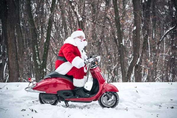 Santa Claus rijden op een scooter — Stockfoto