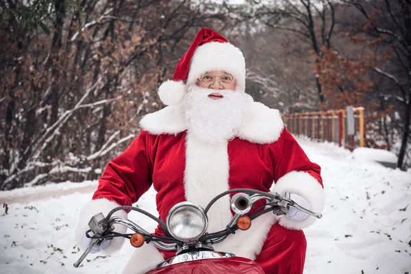 Santa Claus rijden op een scooter — Gratis stockfoto