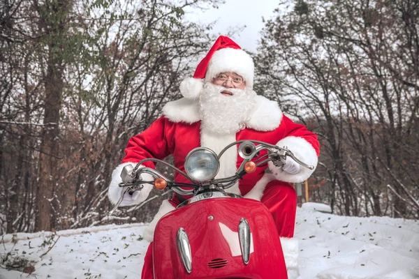 圣诞老人骑着滑板车 — 免费的图库照片