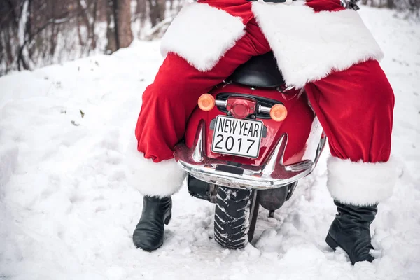 Noel Baba kırmızı scooter üzerinde oturan — Stok fotoğraf