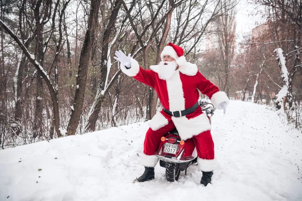 Noel Baba scooter eller üzerinde — Stok fotoğraf