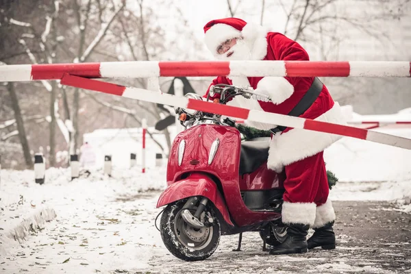 Santa Claus looking at barrier — Free Stock Photo