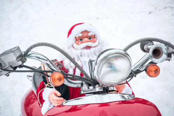 骑在摩托车上的圣诞老人玩具 — 图库照片