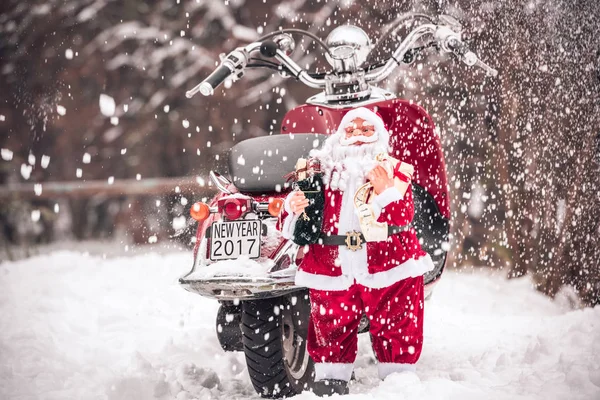 Papai Noel brinquedo de pé perto de scooter — Fotografia de Stock