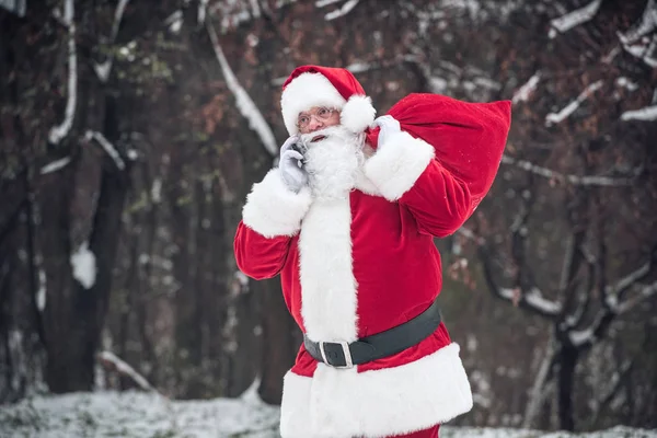 Santa Claus uitvoering van grote zak — Stockfoto