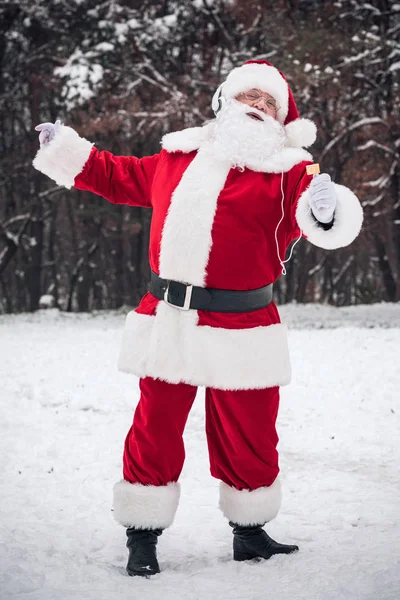 Weihnachtsmann tanzt mit Kopfhörern — Stockfoto