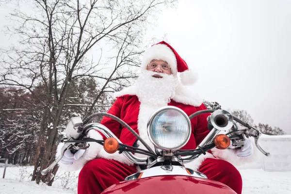 Papai Noel montando scooter vermelho — Fotografia de Stock