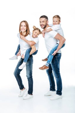 Mutlu çocuk piggybacking anne
