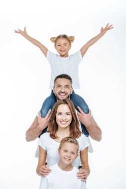 Gülümseyen aile birlikte eğleniyor