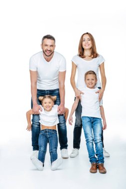 Gülümseyen aile birlikte eğleniyor