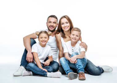 mutlu bir aile birlikte oturan
