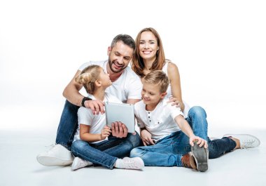 Gülümseyen aile dijital tablet kullanma